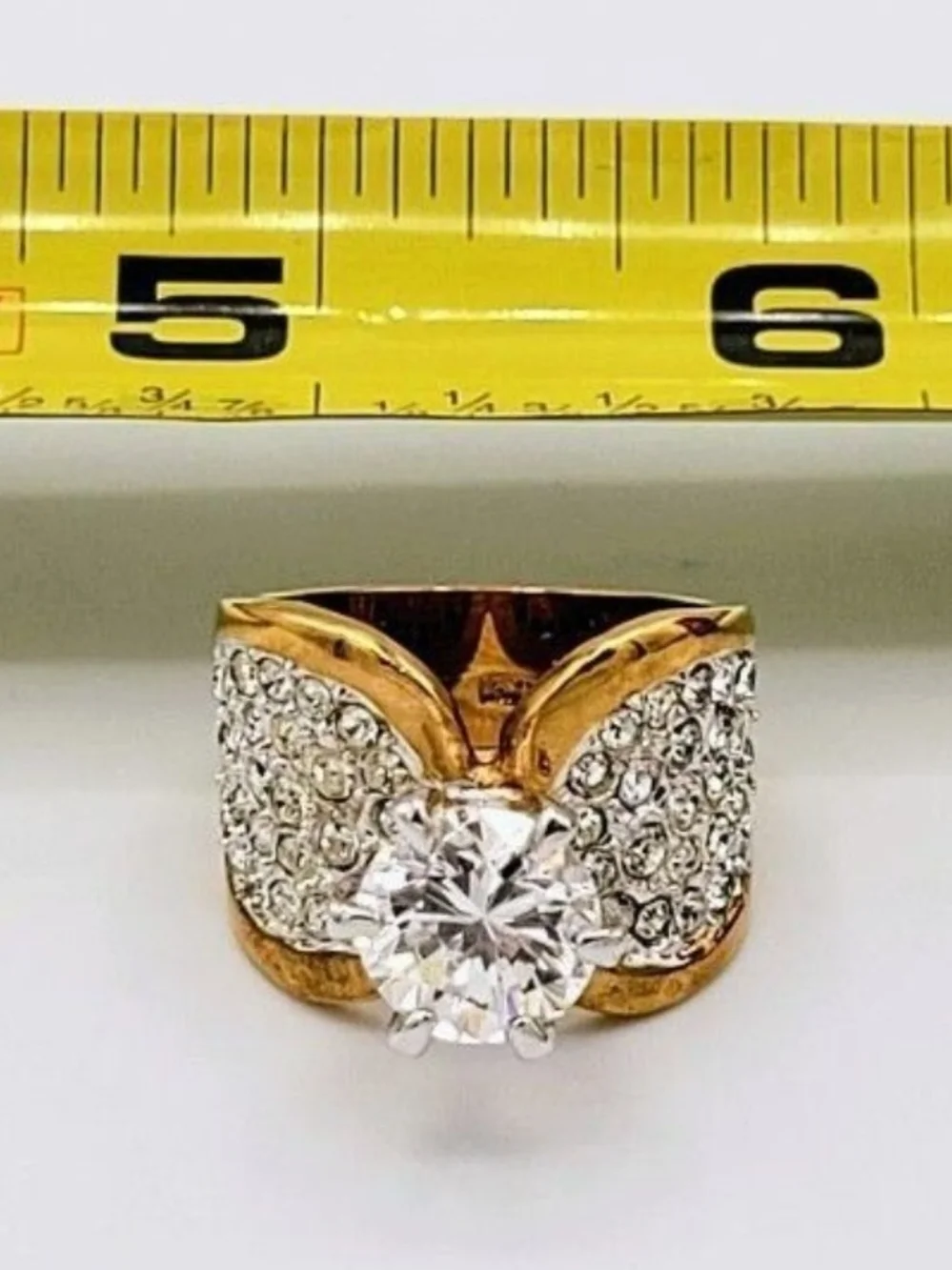 Exquisite Gold Large cocktail ring.